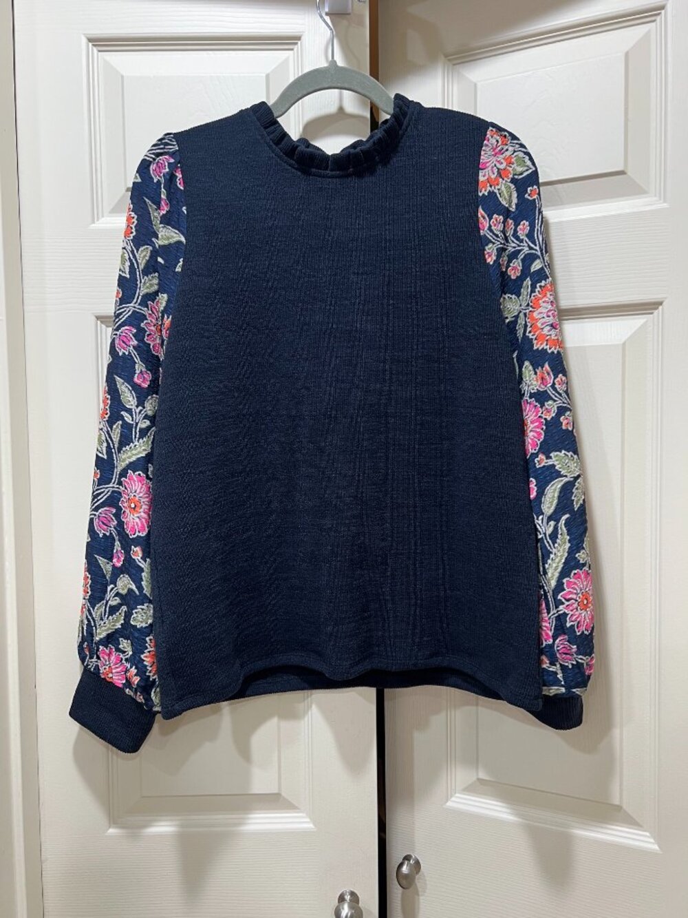 NWT Women's THML Navy Blue Floral Print Puff Sleeve Knit Sweater Top - Large